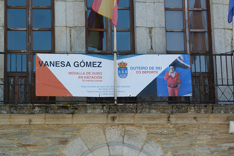 EMOTIVO RECIBIMENTO Á NADADORA OUTEIRESA VANESA GÓMEZ